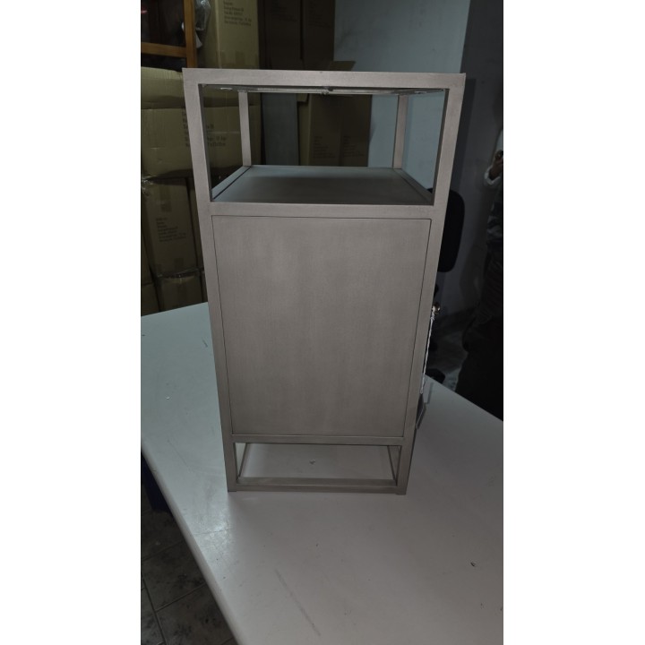 Industrijski noćni stočić / ormarić sa vratima – metal i drvo 44 × 37 × 76 cm