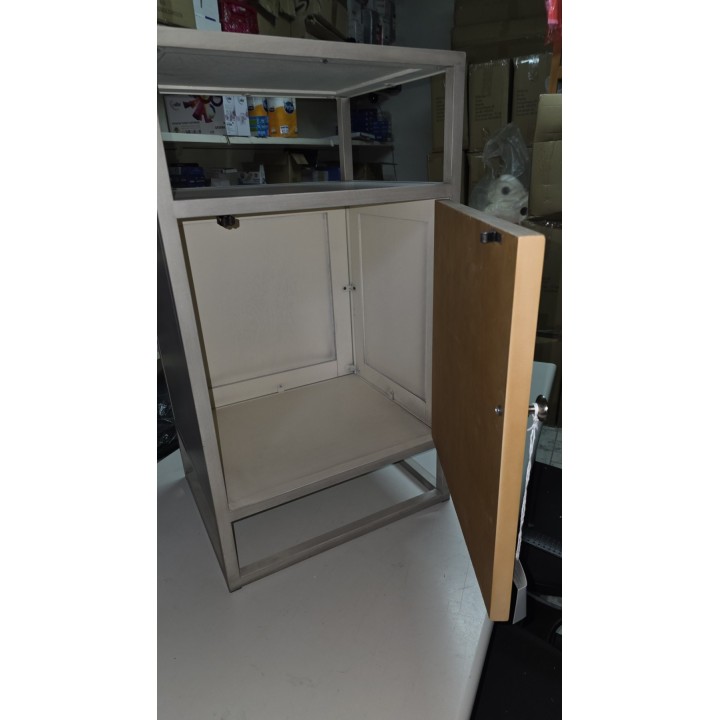 Industrijski noćni stočić / ormarić sa vratima – metal i drvo 44 × 37 × 76 cm