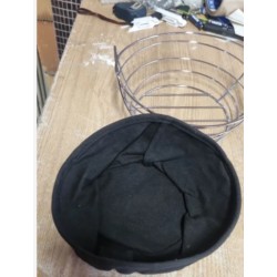 Okrugla metalna korpa za hleb sa crnim platn. umetkom,23x11c