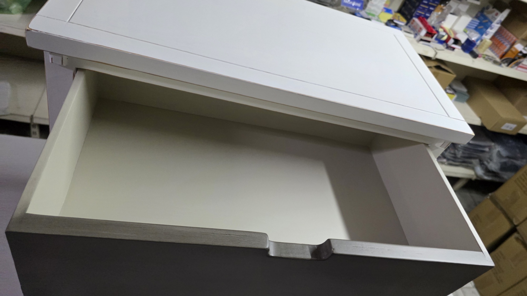 Komoda sa 4 fioke – puno drvo/MDF, bela konstrukcija, 66x36x73 cm - Слика 16